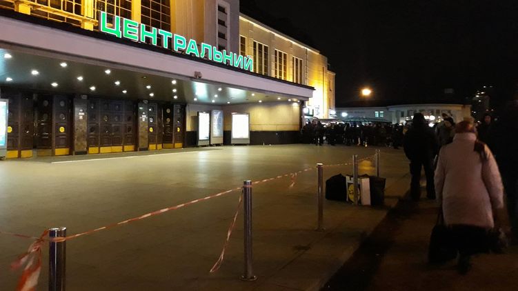 Киевский железнодорожный вокзал. Центральный вход заблокирован. Фото 