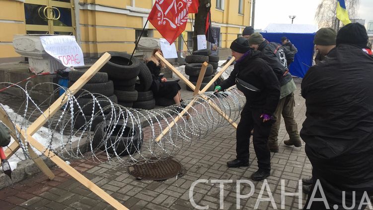 Радикалы забаррикадировали телеканал ZIK шинами и перетянули вход рабицей, фото: Страна.ua