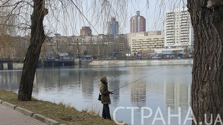Одинокий рыбак на берегу Кальмиуса, фото Страна.ua