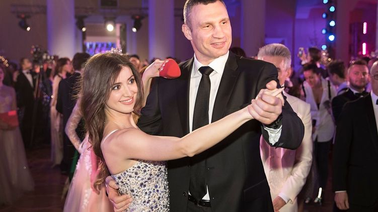 Кличко танцует с журналисткой, фото: пресс-служба