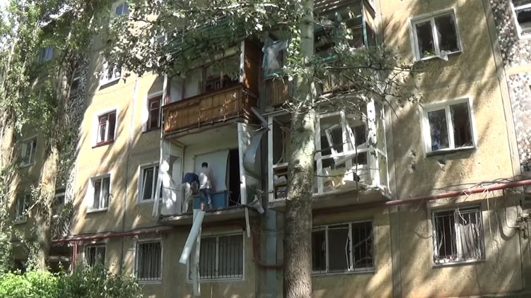 Последствия обстрела многоэтажного жилого дома в Горловке