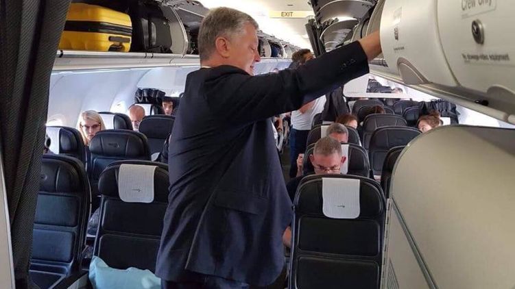 Петр Порошенко в самолете British Airways. Фото - Екатерина Козориз