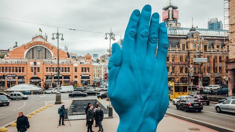 Почему синяя рука возле памятника Ленину вызвала такой резонанс и непринятие украинцев. Фото: facebook.com/Ukr.Embassy.Romania