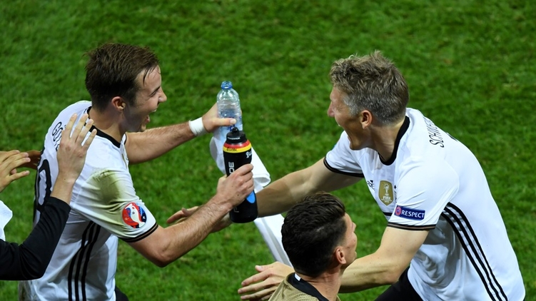 Футболисты сборной Германии празднуют победу в стартовом матче Евро 2016, фото: uefa.com