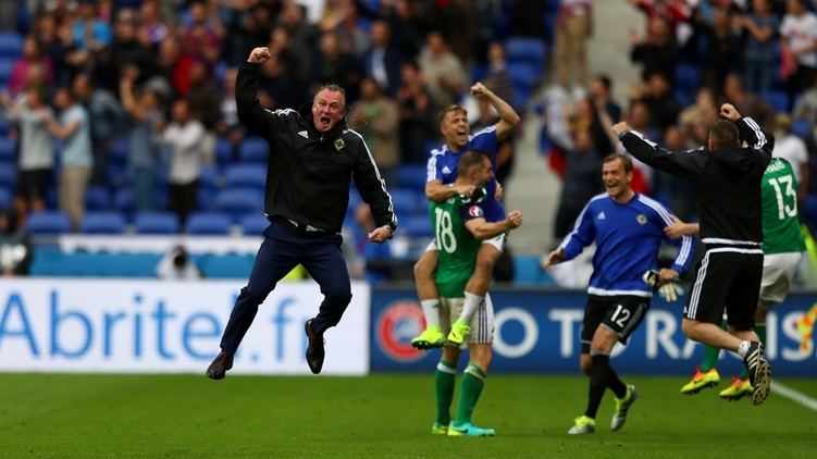 Вся сборная Северной Ирландии высыпала на газон, чтобы отпраздновать первую победу в истории, фото: uefa.com