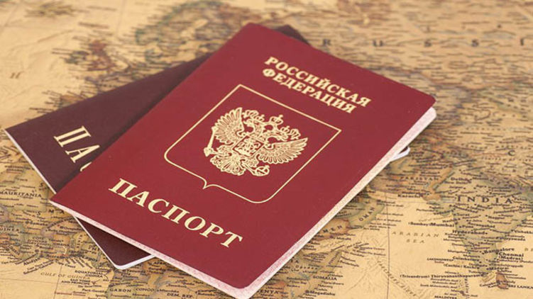 На Донбассе живо обсуждают возможность получить паспорт России, фото: capital.ua