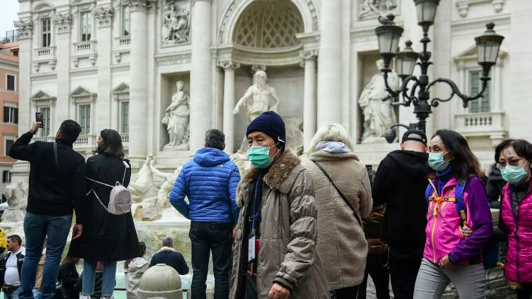 В Риме некоторые, особенно туристы из Китая, уже ходят в масках