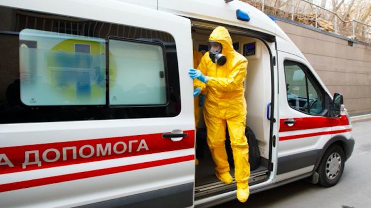 Медики в спецкосмютах на скорой помощи. Фото: РБК-Украина