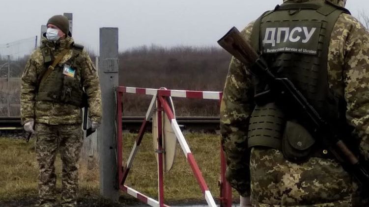 Через западную границу по-прежнему пускают без обсервации. Фото: Госпогранслужба