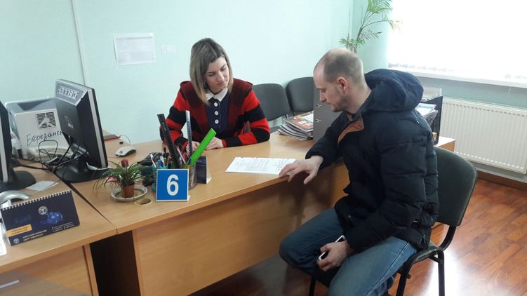 В карантин пособие по безработице можно оформить по упрощенной схеме. Фото Киевского центра занятости