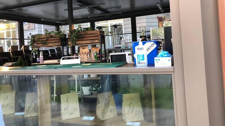 Киевские кафе начали открывать летние террасы, не дожидаясь разрешения властей. Фото: Страна