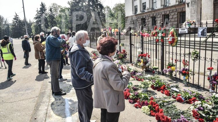 Одесситы чтут память погибших в одесском Доме профсоюзов. Фото 