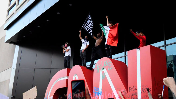 Протестующие забрались на логотип CNN в Атланте и разрисовали его. Фото CNN