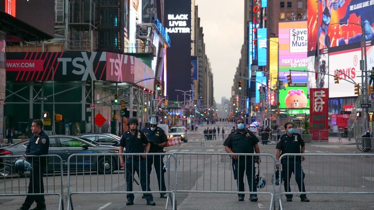 Таймс-сквер в Нью-Йорке полностью перекрыта для движения машин и пешеходов. На большом экране теперь не реклама, а Black Lives Matter (лозунг протестующих против расизма - 
