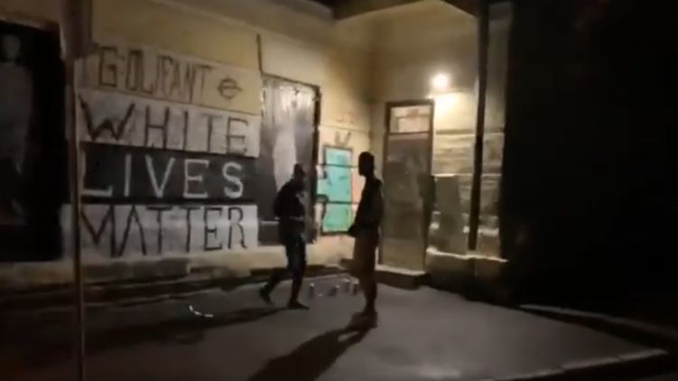 White lives matter - надпись, за которую Кличко задержал ультраправых. Кадр из видео