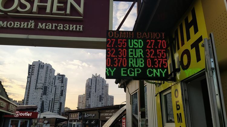 Доллар дешевеет уже второй день подряд. Фото: Страна