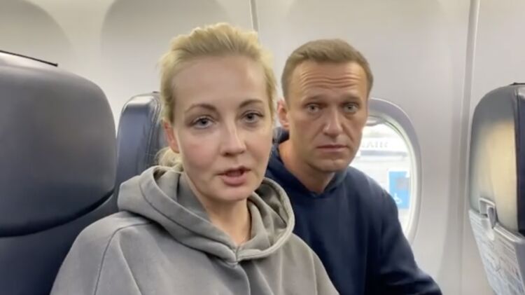 Алексей и Юлия Навальные в самолете. Кадр из видео instagram.com/navalny