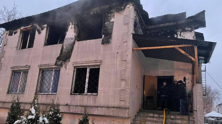 Сгоревший на окраине Харькова дом престарелых. Фото ГосЧС