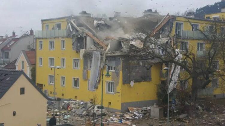 Прогремевший взрыв разрушил несколько квартир на 3 и 4 этаже жилого дома. Фото: facebook