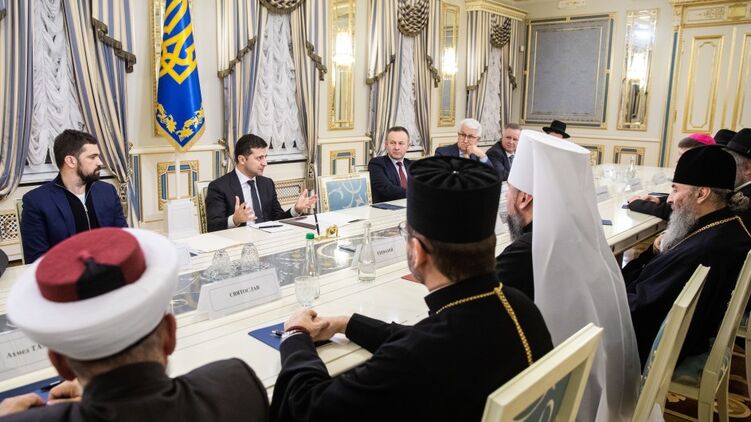 В 2019 году президент уверял глав церквей в равном отношении ко всем конфессиям. Фото: president.gov.ua