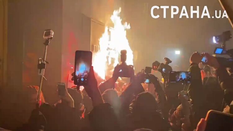 Сторонники Стерненко поджигали здание ОП. Фото 