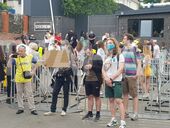 Националисты протестуют против Басты в Киеве. Пришедшие на концерт их игнорируют