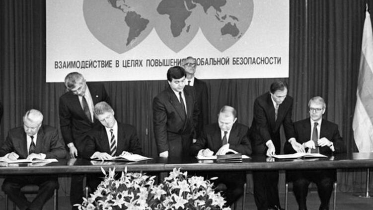 Подписание Будапештского меморандума, закрепившего отказ Украины от ядерного оружия. Слева направо: Ельцин, Клинтон, Кучма и Мейджор. Фото Укринформа