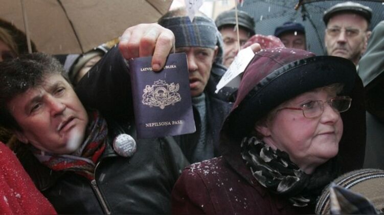 Протест неграждан в Латвии. Фото: кадр RT