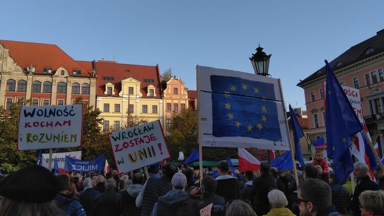 В Польше оппозиция вывела на улицы противников выхода из ЕС, но протест не стал массовым. Фото: Facebook
