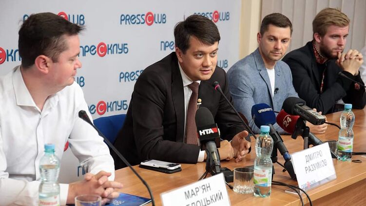 Экс-спикер Дмитрий Разумков (в центре) занялся партийным строительством, фото: страница Дмитрия Разумкова в Фейсбуке