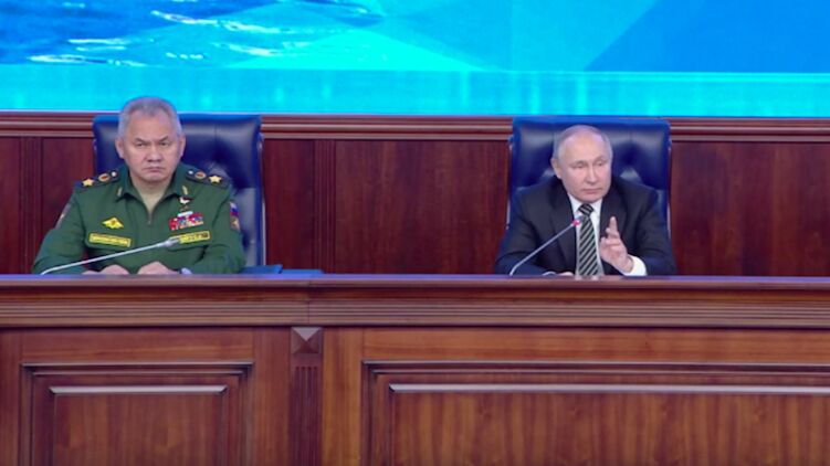 Сергей Шойгу и Владимир Путин на заседании коллегии Минобороны 21 декабря 2021. Кадр из видео