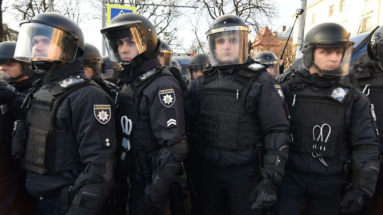 Полицейские говорят, что Зеленский с Монастырским будут сами стоять в оцеплении на Банковой при беспорядках. Фото: РИА Новости