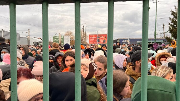 Вместе с украинцами границу штурмуют ближневосточные беженцы. Фото: 