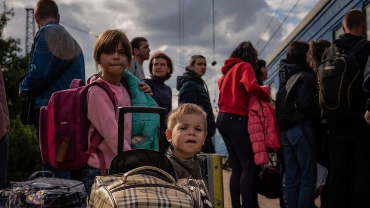 Дети в очереди на эвакуационный поезд. Фото: Данил Павлов/ГСЧС