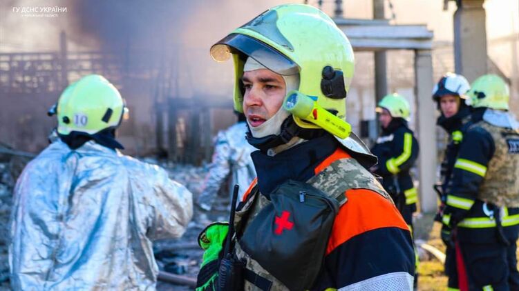 Пожарные тушат один из объектов, куда был прилет российских ракет