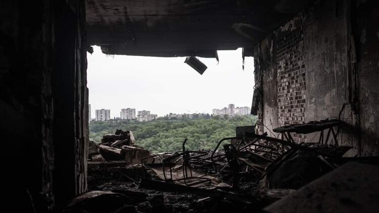 У Києві завершили аварійно-рятувальні роботи у 25-поверховому будинку після удару РФ. Фото ДСНС