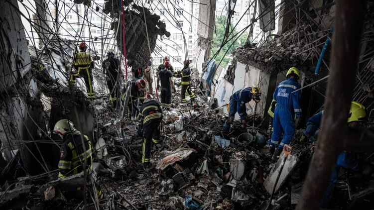 Рятувальники у Києві розбирають завали після атаки РФ. Фото ДСНС