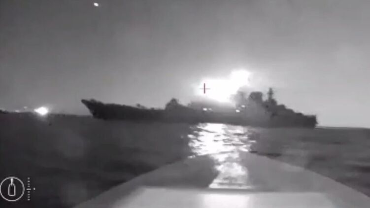 Удар українського дрону по російському кораблю