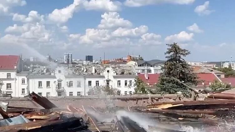 19 серпня росіяни вдарили балістичною ракетою по драмтеатру у центрі Чернігова. Фото: ОВА