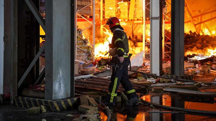 Пожар на складе в Одессе после вчерашнего прилета