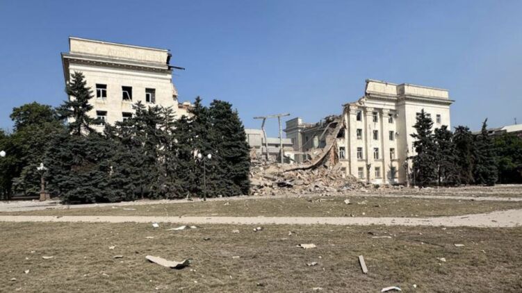 Здание разрушенной Херсонской ОВА