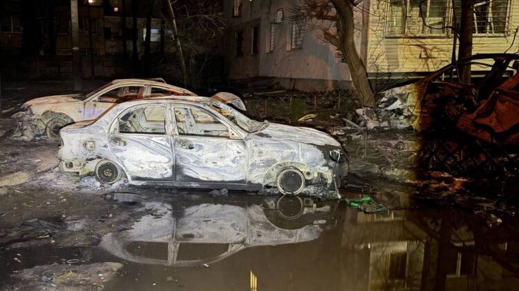 Сгоревшие машины в Днепре