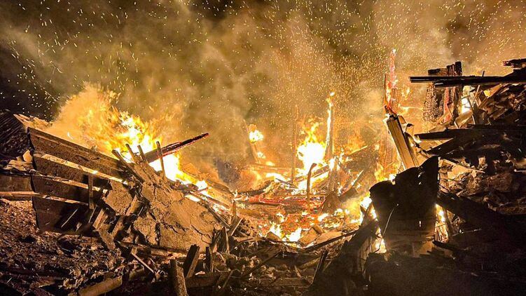 Пожежа після прильоту. Ілюстративне фото ДСНС