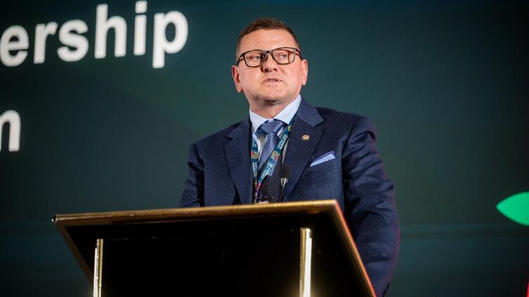 Экс-главком Залужный оказался в центре внимания после интервью с критикой в адрес президента Зеленского. Фото: facebook.com/vzaluzhnyi