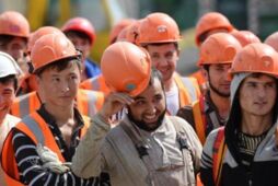 Спрощення для мігрантів та подорожчання "рабів". Чи розпочнеться масове завезення в Україну іноземної робочої сили