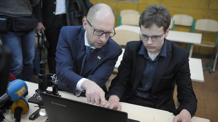 Премьер Арсений Яценюк (слева) видит возможность сохранить свое кресло, фото: Facebook/Арсений Яценюк