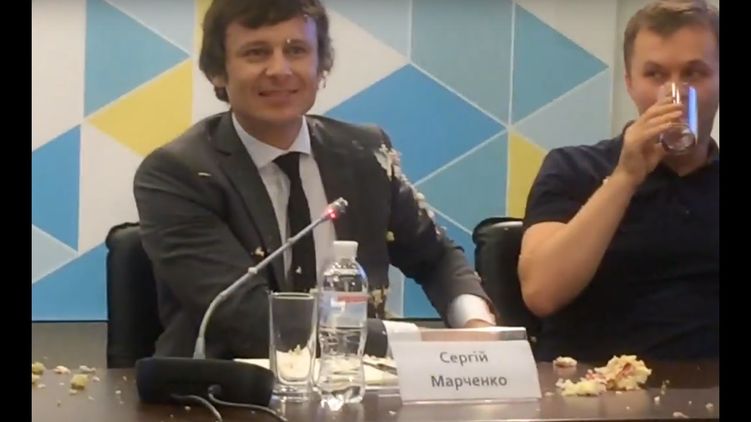 В 2016 году в заместителя министра финансов Марченко недовольные сокращение числа получателей стипендий студенты бросили торт