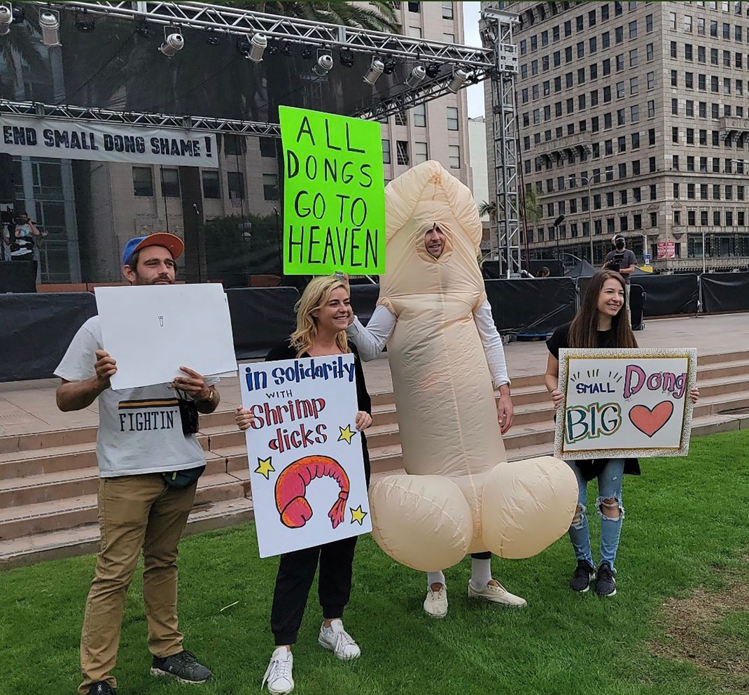 В США устроили акцию протеста в защиту маленьких пенисов