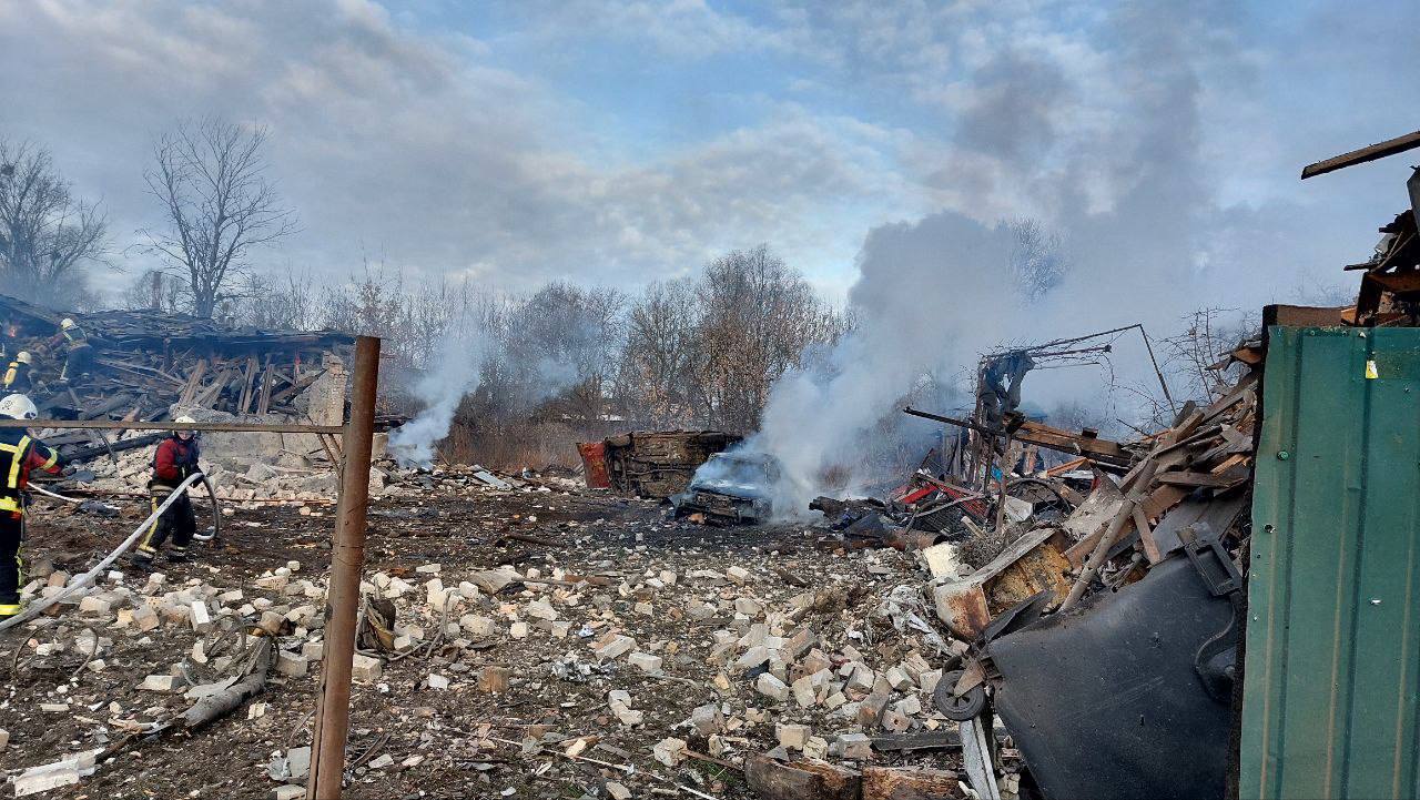 Последствия падения обломков ракет на Дарницкий район Киева