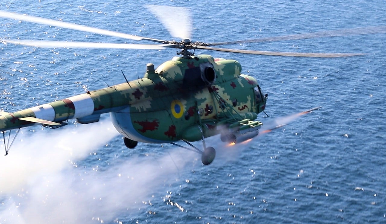 Военный вертолет над морем